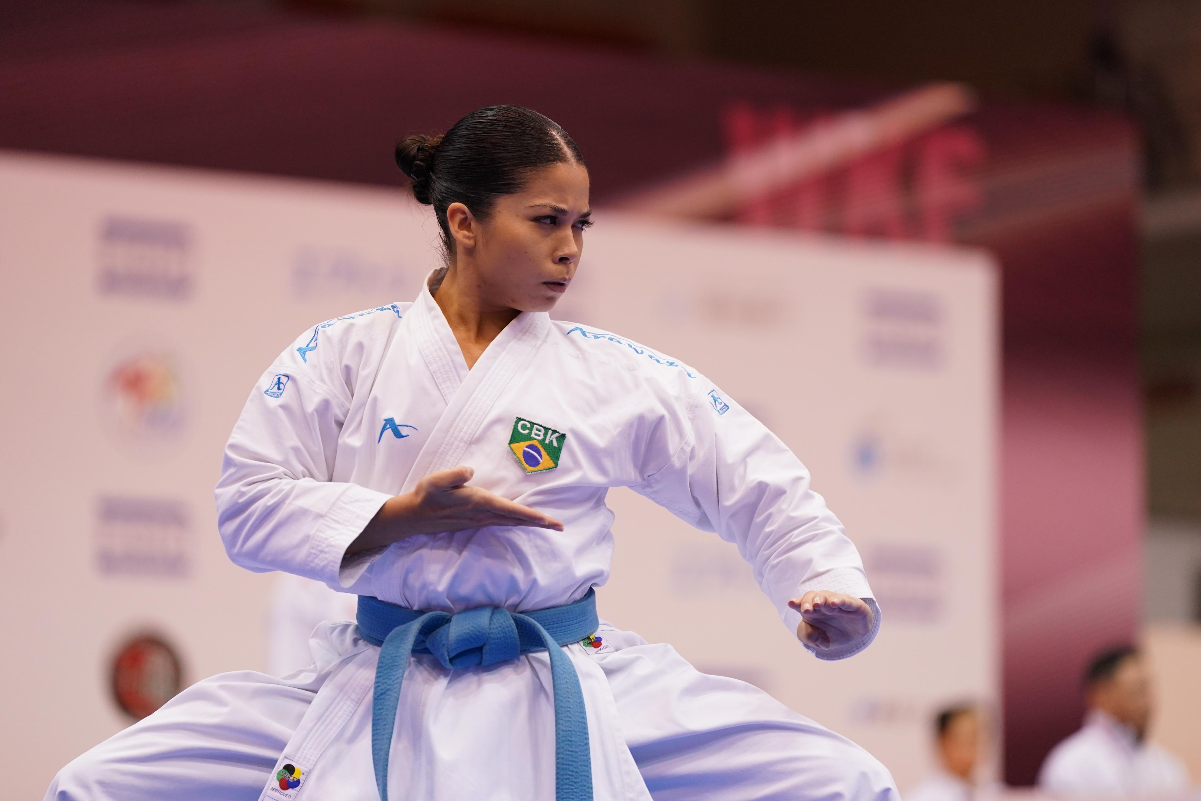 Nicole Yonamine executando um kata em competição